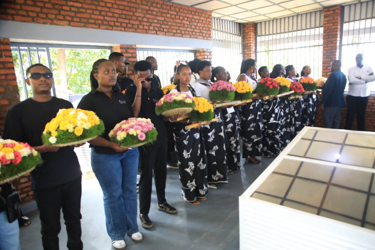 RutsiroDistrict's tweet photo. #Rutsiro: Igikorwa cyo #Kwibuka31 mu murenge wa Boneza cyashojwe no gushyira indabo ku rwibutso rwa Jenoside yakorewe Abatutsi rwa Boneza/ Kinunu mu rwego rwo kuzirikana no guha icyubahiro imibiri 4973 iruhukiyemo. https://t.co/U0vVtpfBSm