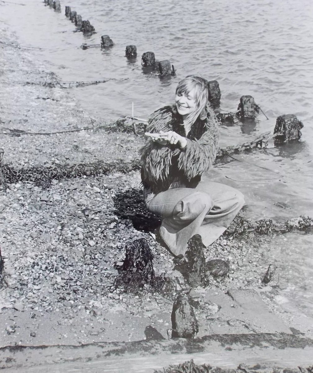 KarenLNHollis's tweet image. Found these beautiful photos of @ManningOfficial online. #DrWho #DoctorWho #JoGrant #KatyManning