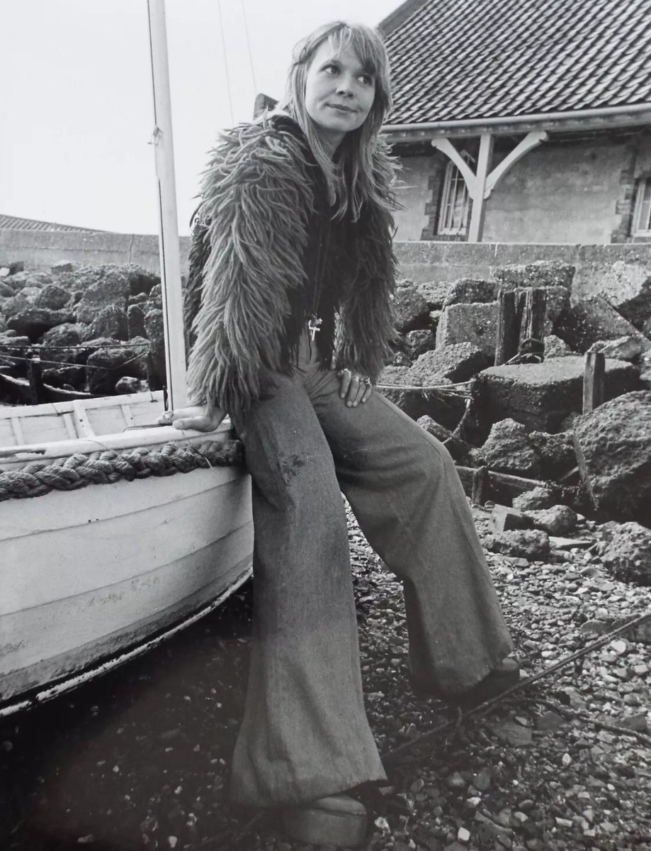 KarenLNHollis's tweet image. Found these beautiful photos of @ManningOfficial online. #DrWho #DoctorWho #JoGrant #KatyManning