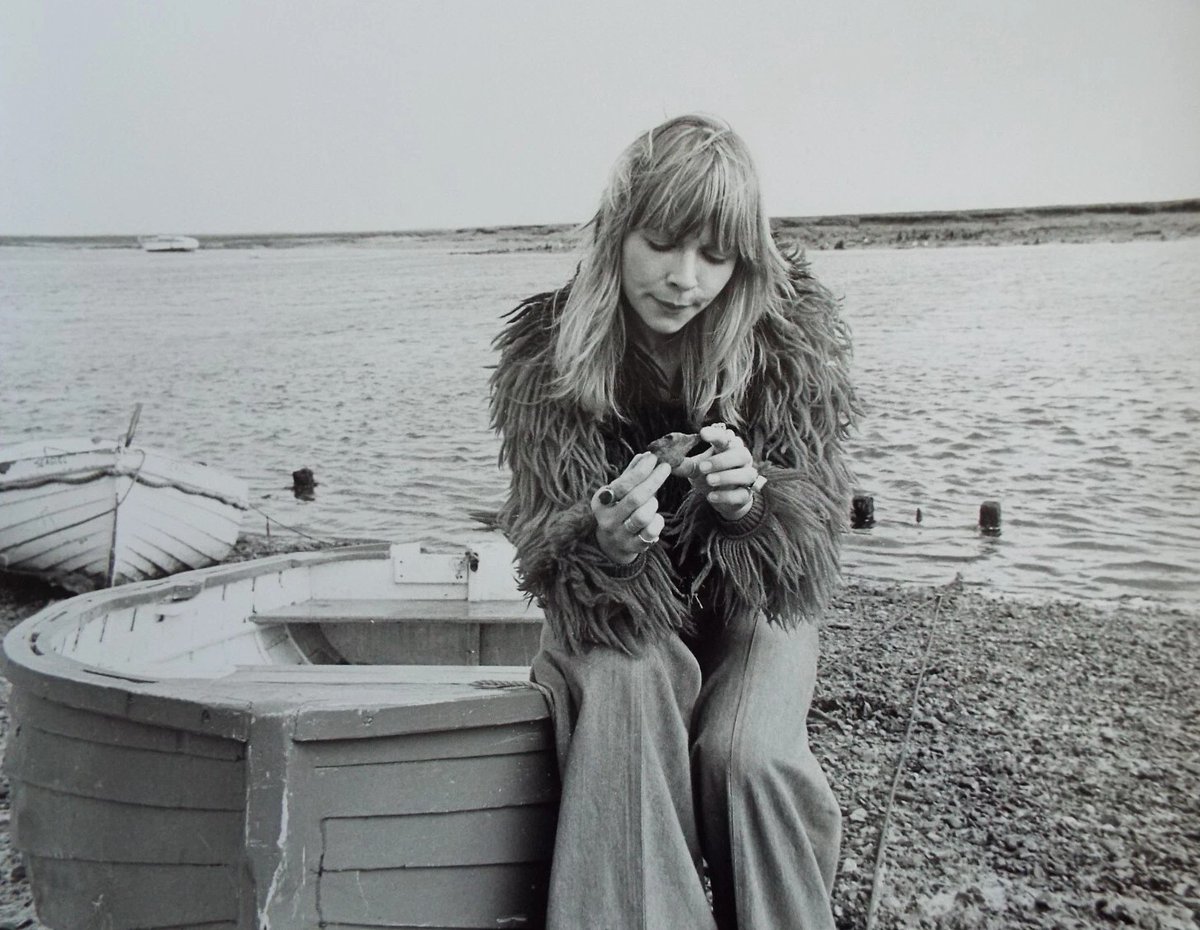 KarenLNHollis's tweet image. Found these beautiful photos of @ManningOfficial online. #DrWho #DoctorWho #JoGrant #KatyManning