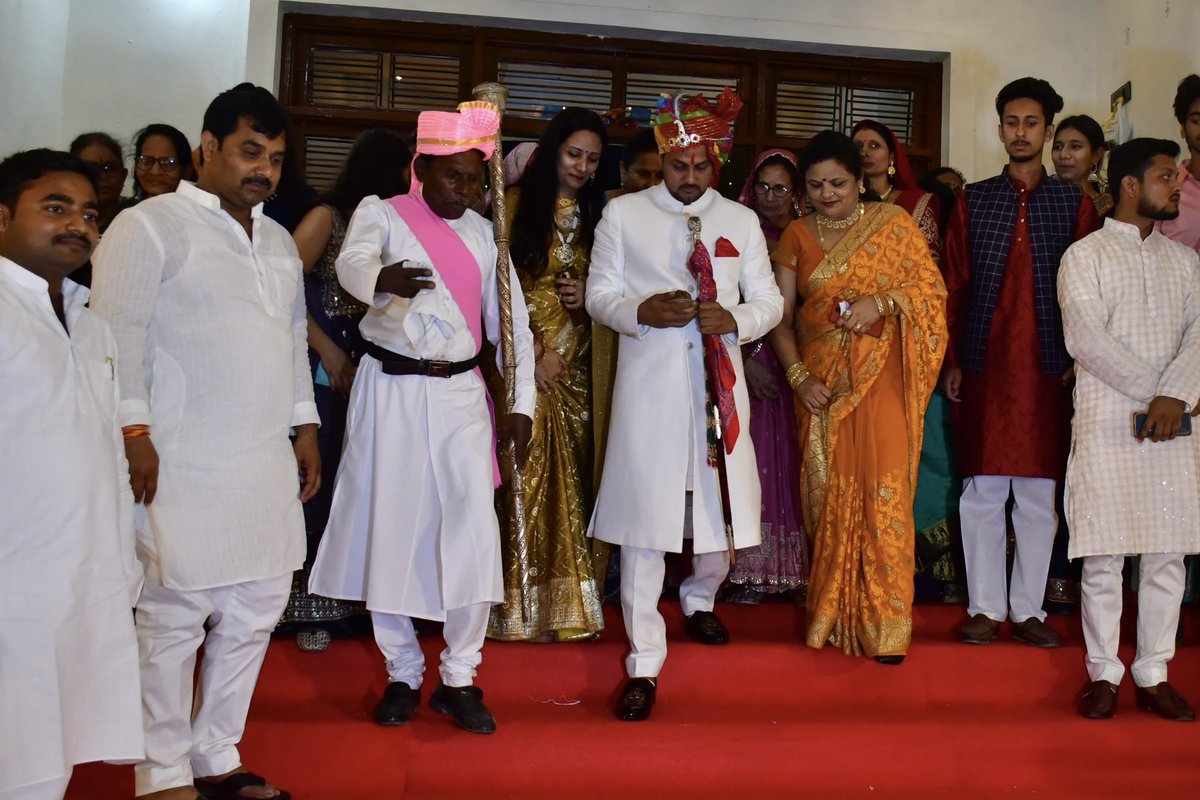 riteshrajwada's tweet image. “तिलक हो या राजतिलक बिना ब्राह्मणों के संभव नहीं”
अपने प्रांगड पूरब कोर्ट रजवाड़े रामपुर में।

#riteshrajwada 
Designer :-Mo Akram