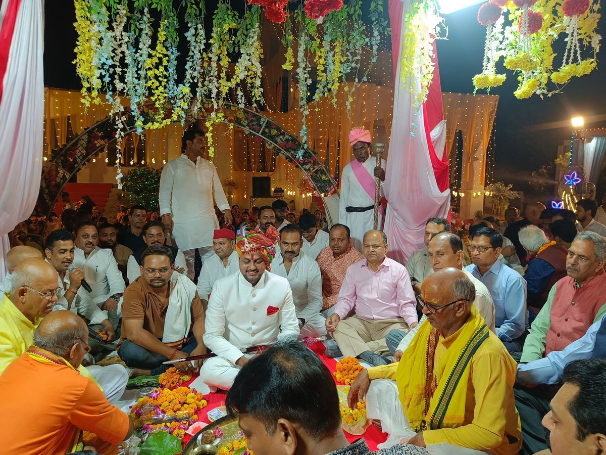 riteshrajwada's tweet image. “तिलक हो या राजतिलक बिना ब्राह्मणों के संभव नहीं”
अपने प्रांगड पूरब कोर्ट रजवाड़े रामपुर में।

#riteshrajwada 
Designer :-Mo Akram