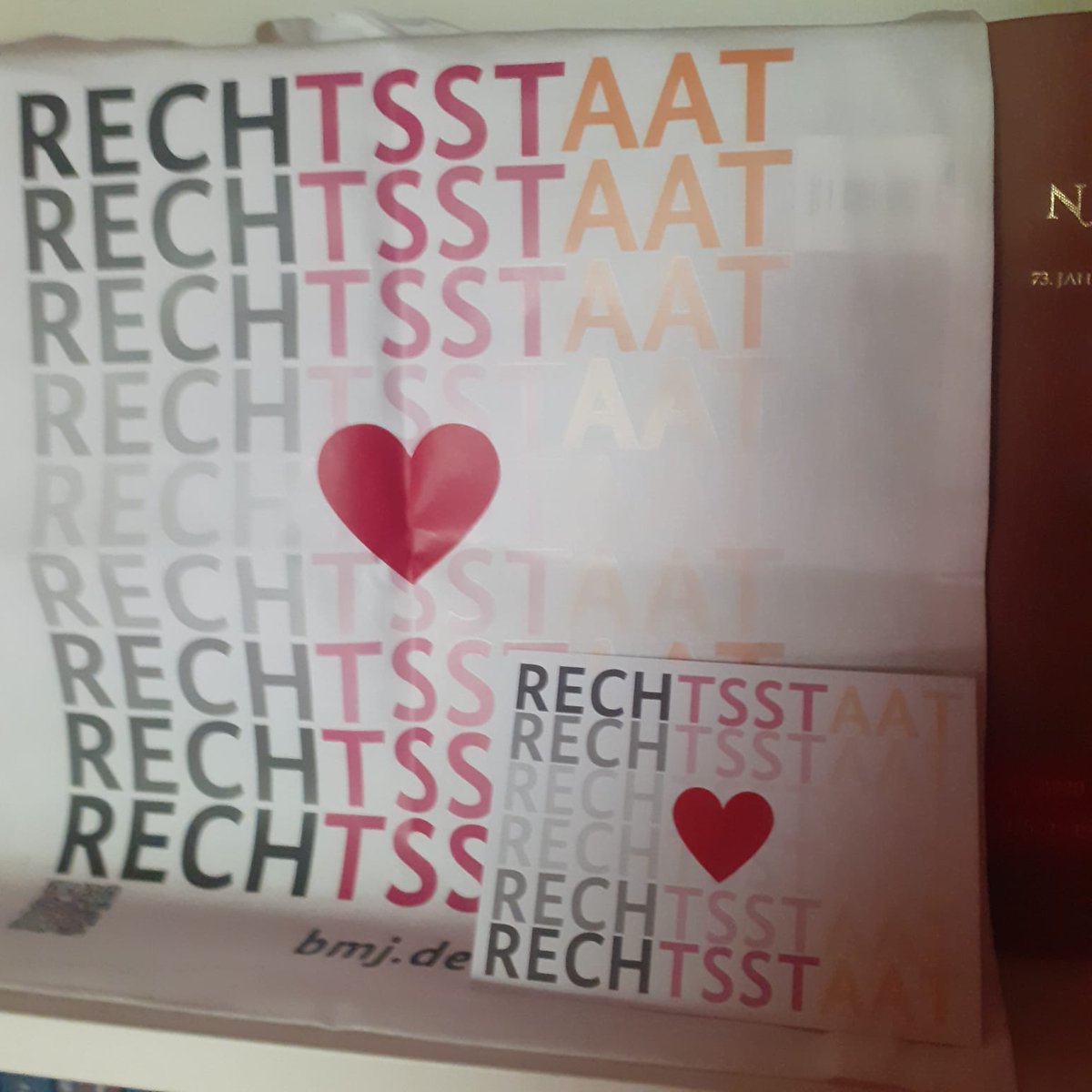 Bei Gewinnspielen habe ich normalerweise weniger Glück, vielen Dank ans @bmj_bund!
Gerade in Zeiten, in denen demokratische Werte unter Druck  geraten, ist es umso wichtiger, die Prinzipien von #unserRechtsstaat zu schätzen – und zu verteidigen.