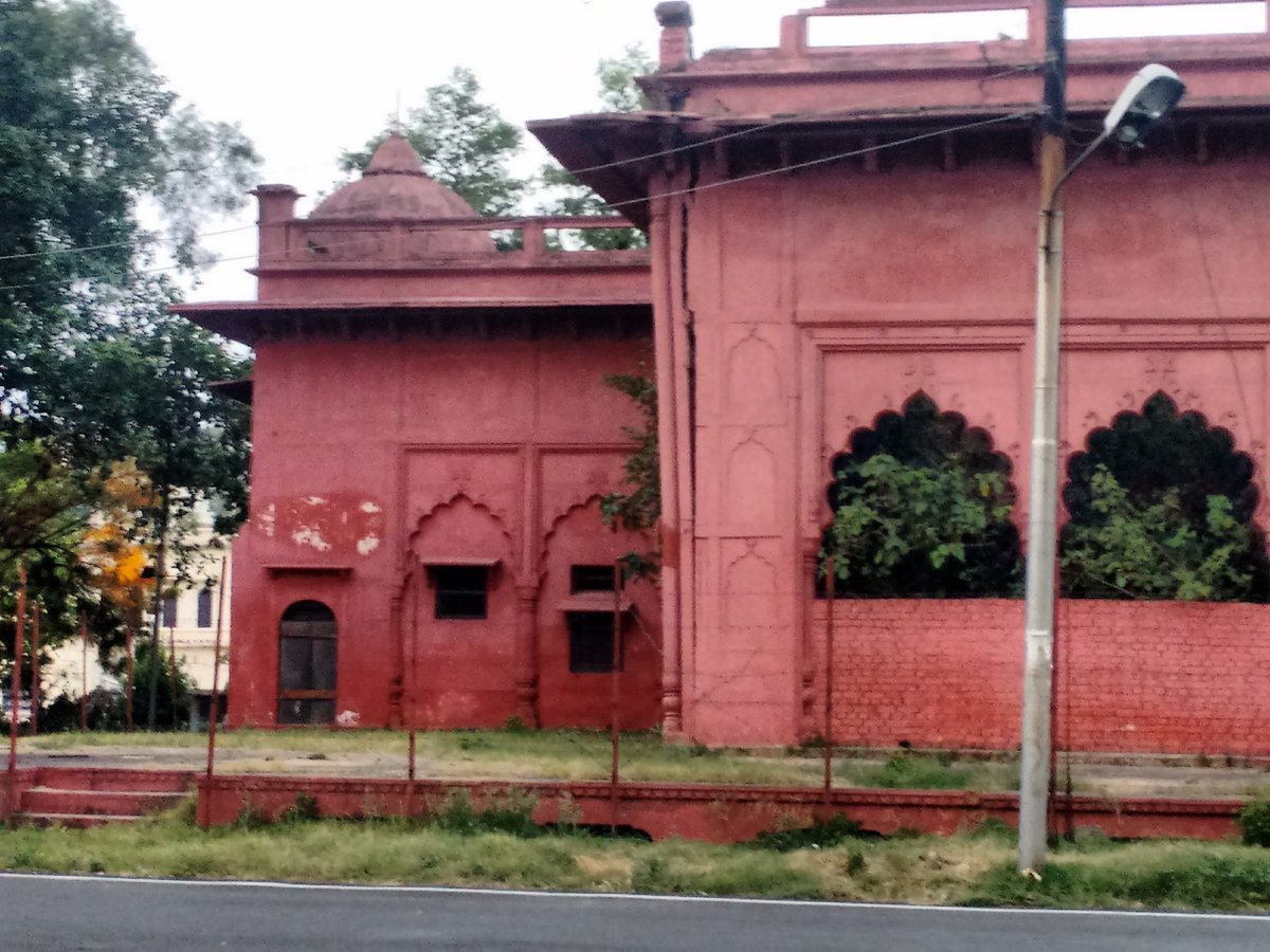 NavneelNeeraj's tweet photo. @dswlkouniv @profalokkumar @lkouniv @ASIGoI @uptourismgov Sirs, this wall had fallen on this day in 2021 (3rd May 2021). Eagerly looking forward to start of restoration work. https://t.co/KQcxOuMINy