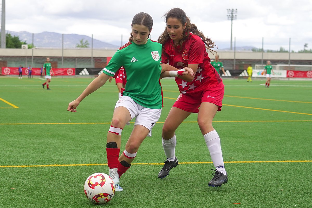 rfef's tweet photo. ⚔️ ¡MUCHA PELEA POR MARCAR EL PRIMER GOL!
🆚 @EFF_FVF - @RFFM_oficial I 0-0 I 65'
ℹ️ Final oro
#CESA I #Sub14FEM https://t.co/Bkz0EQx5FM
