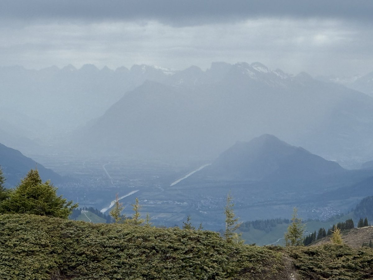 ClaudioRiesen's tweet image. #Graubünden Vorbei das Traumwetter. Der etwas andere Blick ins Rheintal und zu den Churfirsten vom Fadeuer ob Furna.