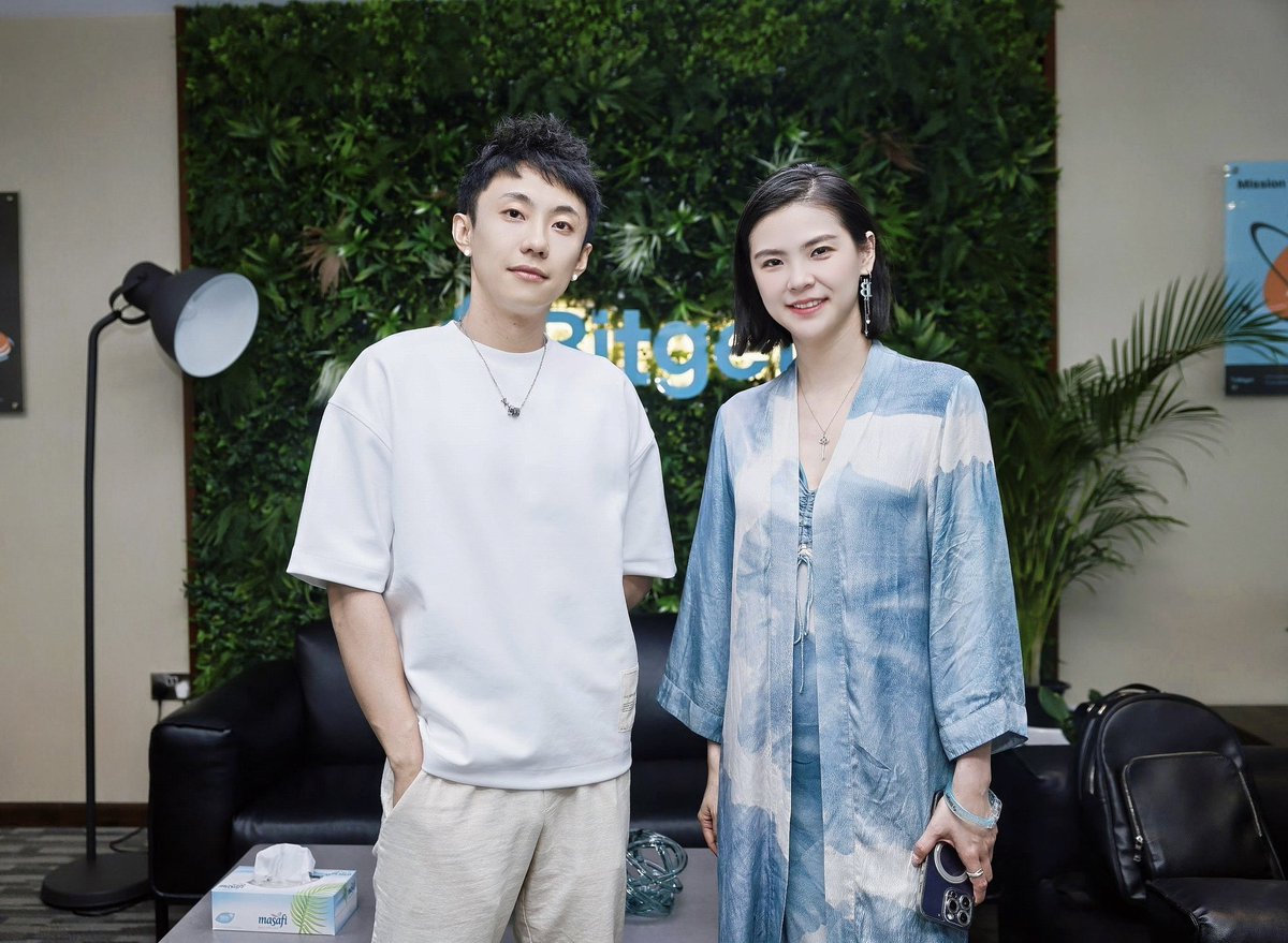 jesseRainMaker's tweet photo. 律动实习生Dubai TOKEN2049真实 @Bitget_zh 商务现场：

#Bitget  迪拜办公室偶遇CEO Grace @GracyBitget 📸

再被 @xiejiayinBitget 拉进沙漠营地商务蹦迪🌵

专业蹭饭蹭照✅
疯狂蹦迪✅
客户关系极速升温（沙漠BUFF加持）✅

Web3抽象de尽头，是魔幻自信 
#Bitget2049Tour @bitgetglobal https://t.co/Z030trvdo2