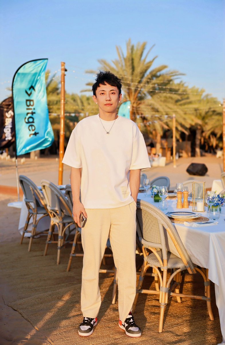 jesseRainMaker's tweet photo. 律动实习生Dubai TOKEN2049真实 @Bitget_zh 商务现场：

#Bitget  迪拜办公室偶遇CEO Grace @GracyBitget 📸

再被 @xiejiayinBitget 拉进沙漠营地商务蹦迪🌵

专业蹭饭蹭照✅
疯狂蹦迪✅
客户关系极速升温（沙漠BUFF加持）✅

Web3抽象de尽头，是魔幻自信 
#Bitget2049Tour @bitgetglobal https://t.co/Z030trvdo2