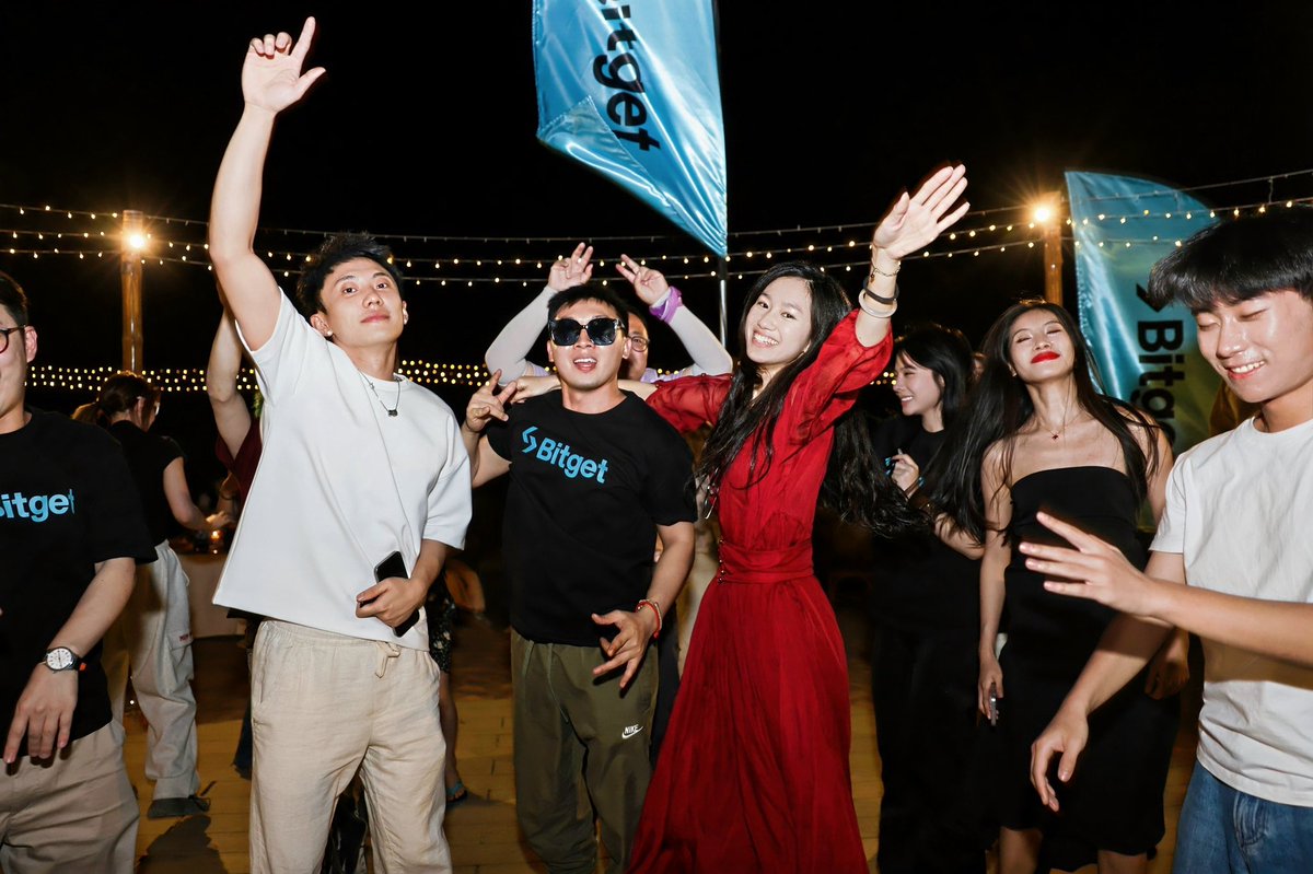 jesseRainMaker's tweet photo. 律动实习生Dubai TOKEN2049真实 @Bitget_zh 商务现场：

#Bitget  迪拜办公室偶遇CEO Grace @GracyBitget 📸

再被 @xiejiayinBitget 拉进沙漠营地商务蹦迪🌵

专业蹭饭蹭照✅
疯狂蹦迪✅
客户关系极速升温（沙漠BUFF加持）✅

Web3抽象de尽头，是魔幻自信 
#Bitget2049Tour @bitgetglobal https://t.co/Z030trvdo2