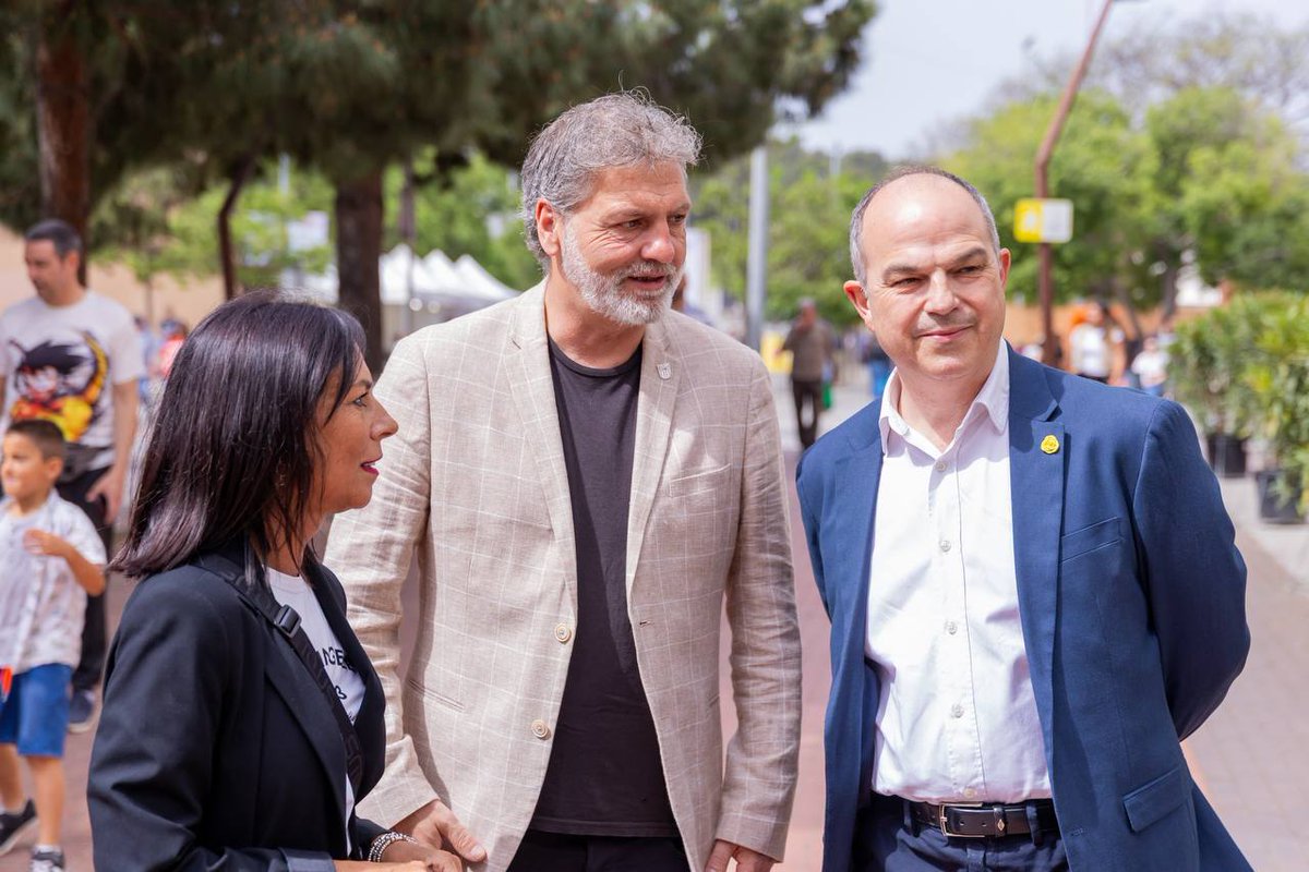 JuntsXCat's tweet photo. 📸 El secretari general @jorditurull ha visitat la 70ena edició de la Fira d’Espàrrecs de Gavà amb el regidor de @JuntsxGava @icasas69 i la presidenta local @ZaeraMarta13151. 

També hi han assistit la membre de l’executiva @ariadnaurroz , el president comarcal @Pere_Clota, regidors i electes del Baix Llobregat