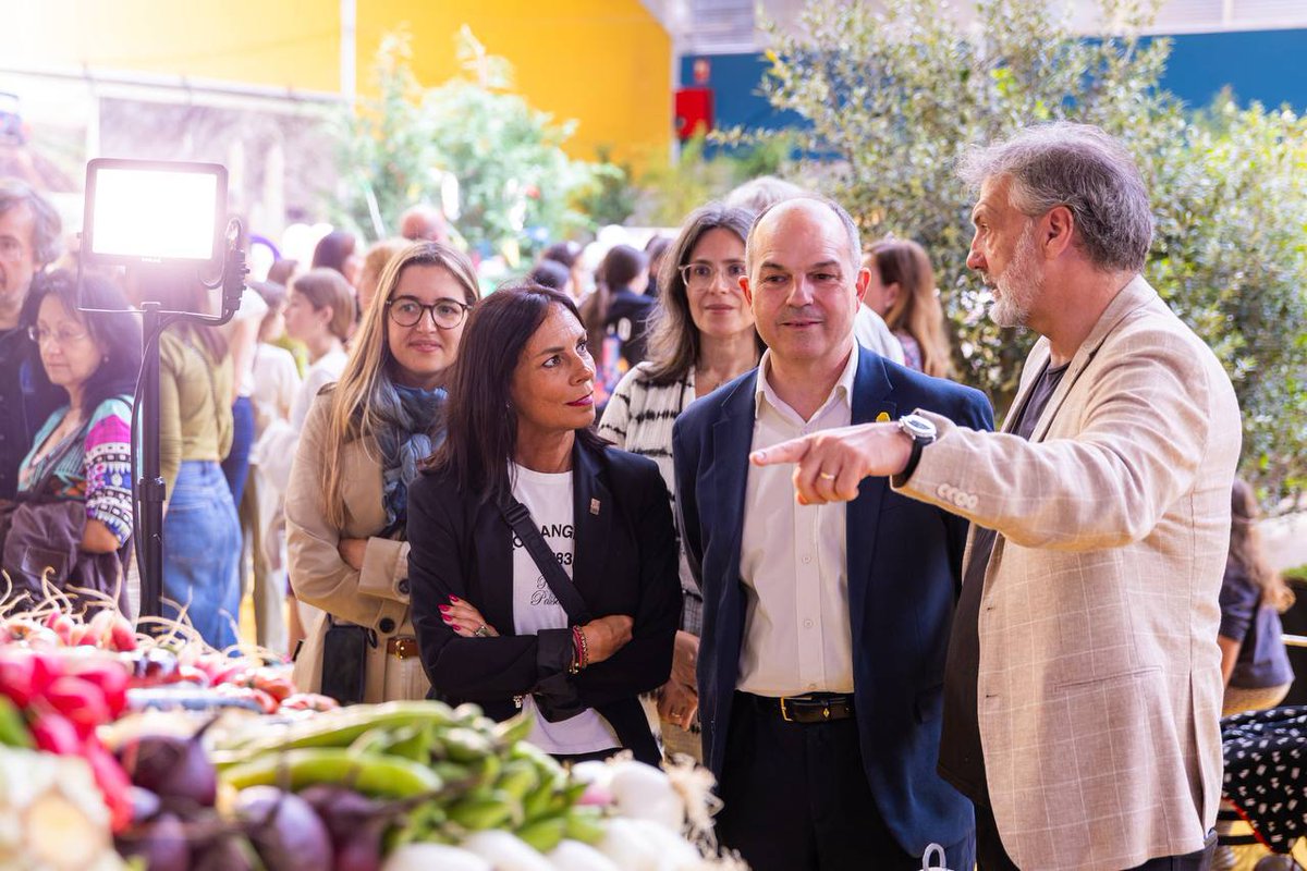 JuntsXCat's tweet photo. 📸 El secretari general @jorditurull ha visitat la 70ena edició de la Fira d’Espàrrecs de Gavà amb el regidor de @JuntsxGava @icasas69 i la presidenta local @ZaeraMarta13151. 

També hi han assistit la membre de l’executiva @ariadnaurroz , el president comarcal @Pere_Clota, regidors i electes del Baix Llobregat