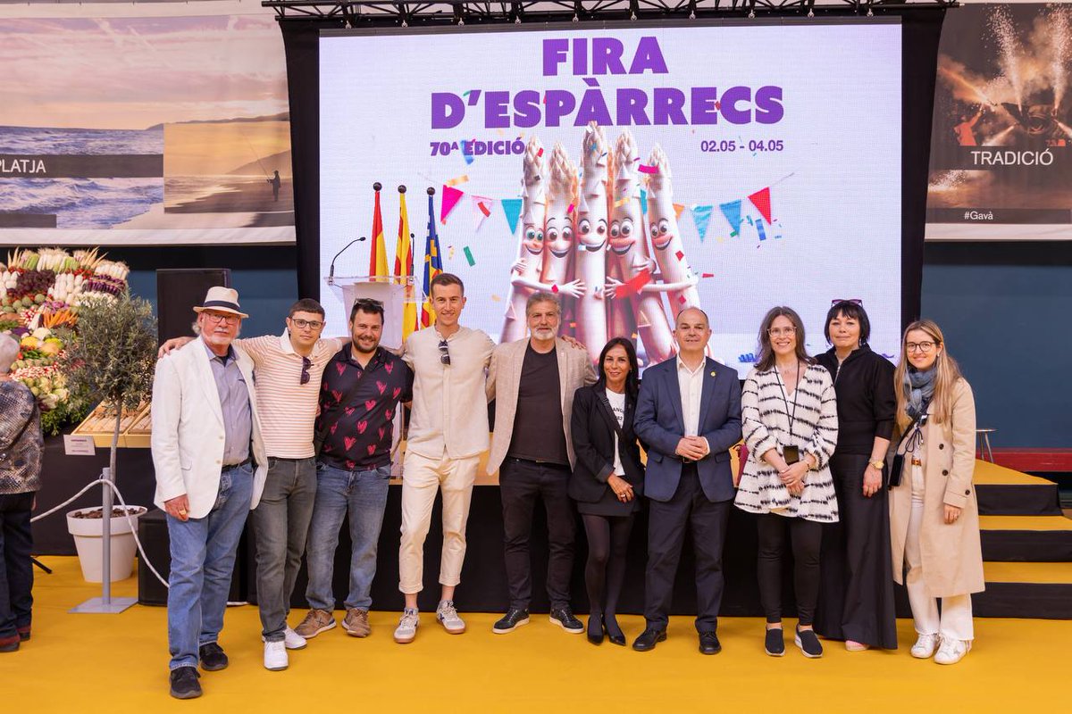 JuntsXCat's tweet photo. 📸 El secretari general @jorditurull ha visitat la 70ena edició de la Fira d’Espàrrecs de Gavà amb el regidor de @JuntsxGava @icasas69 i la presidenta local @ZaeraMarta13151. 

També hi han assistit la membre de l’executiva @ariadnaurroz , el president comarcal @Pere_Clota, regidors i electes del Baix Llobregat
