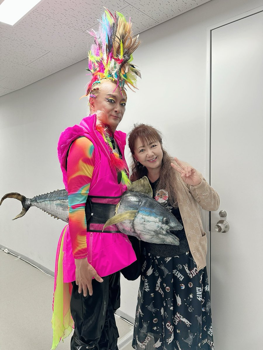 akemioshima's tweet photo. DIEちゃんが「FISH SCRATCH FEVER」でつけてた魚がステキすぎたので、ワガママいってツーショットを撮らせてもらいました。ヒレもついてるし、煙も吐くんです。すごいキーボーディストで、且つ稀代のエンターテイナーDIEちゃんに拍手👏　今日はケガしなくてよかった（笑）。
#hide https://t.co/XPeCRt3Spt