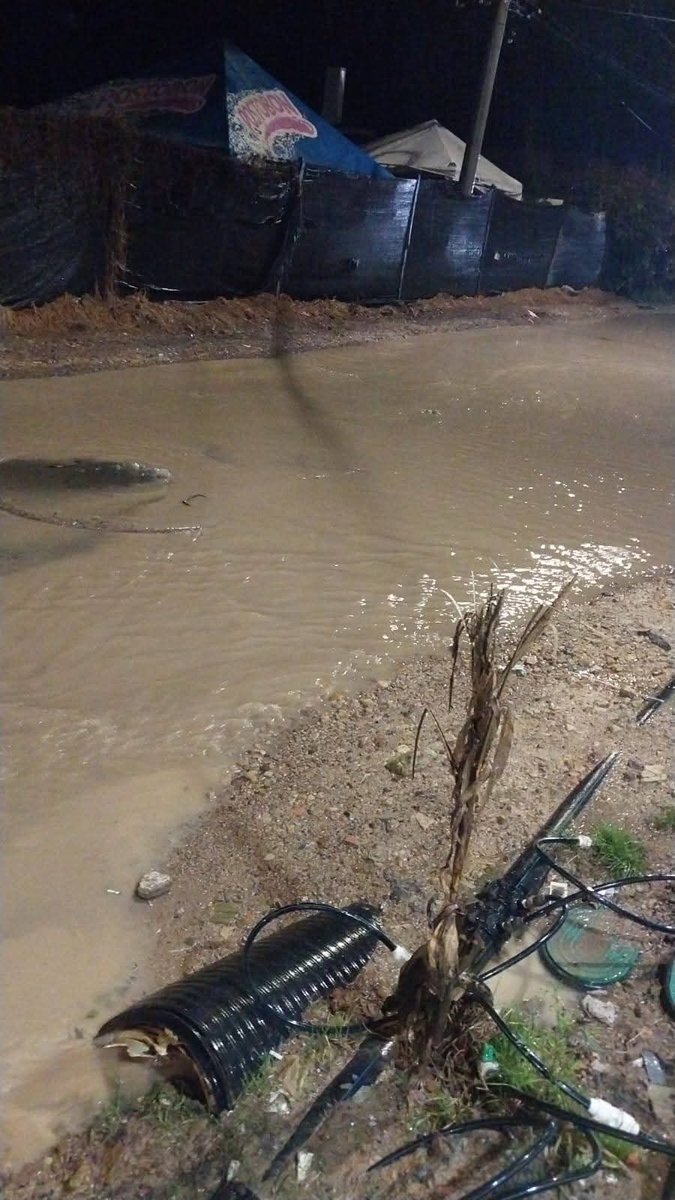 <a href="/RuraliaUrbana/">Ruralia Urbana</a> @RCUNDINAMARCA <a href="/UNGRD/">UNGRD🇨🇴</a> <a href="/CAR_Cundi/">CAR Cundinamarca</a> <a href="/NoticiasUno/">Noticias Uno</a> <a href="/RTVCnoticias/">RTVC Noticias</a> <a href="/Elobservador4a/">El observador</a> <a href="/RadioChia51402/">Chía Radio 24</a> <a href="/einformativoccc/">El informativo Cota, Chía, Cajicá</a> <a href="/PGN_COL/">Procuraduría General de la Nación</a> <a href="/VoragineCo/">Vorágine</a> Estas son algunas imágenes de las inundaciones de anoche en el sector El pomar de Cajicá. Realmente es indignante la pésima planeación municipal <a href="/alcajica/">Alcaldía de Cajicá</a>   ahora aprobada en una irresponsable revisión excepcional del PBOT en <a href="/ConcejoCajica/">Concejo de Cajicá</a> 🤦🏻😡
x.com/RuraliaUrbana/…