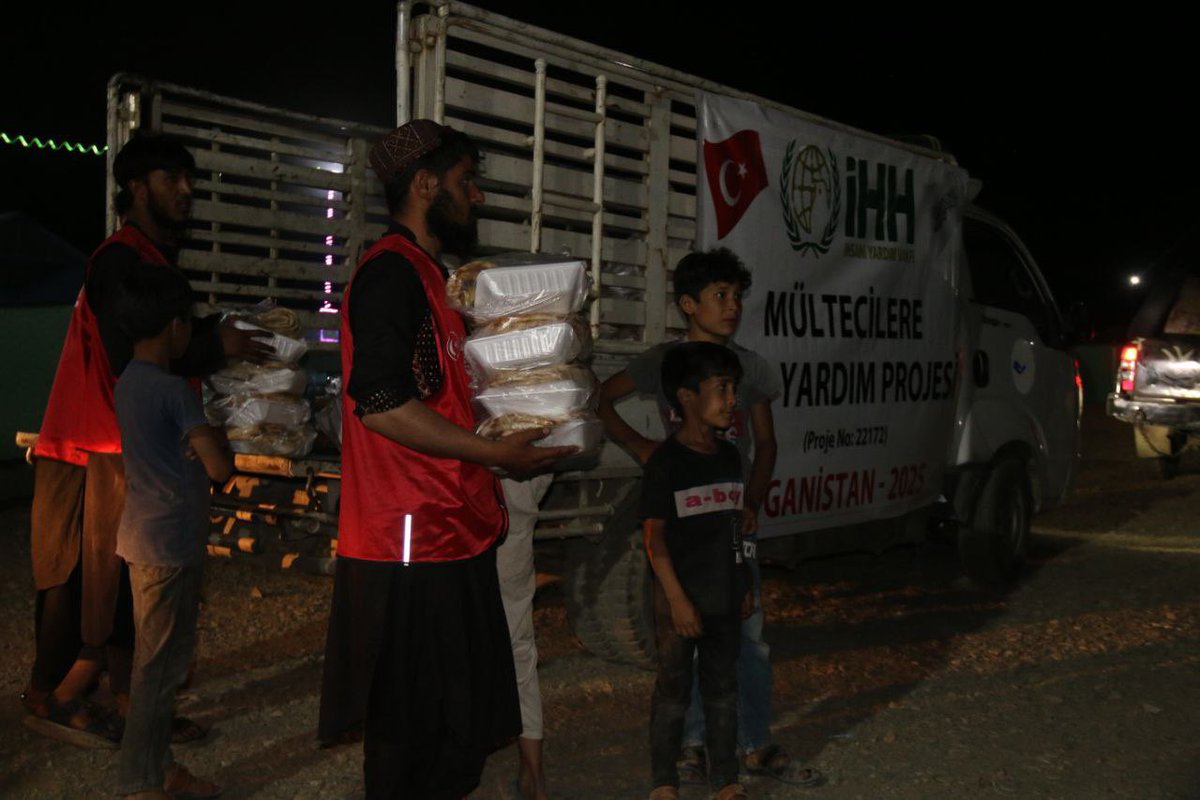 Afganistan’da çadırlarda yaşayan mülteci ailelere yemek dağıtımlarımız devam ediyor.