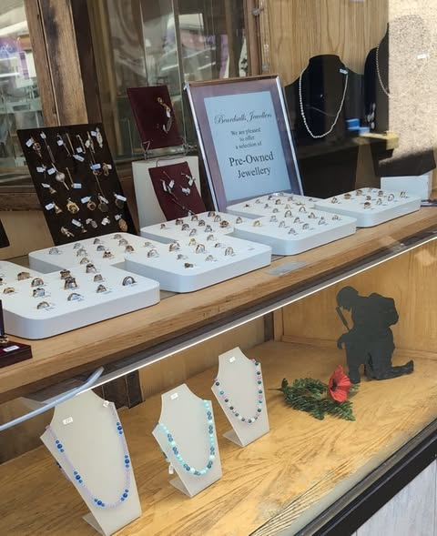 BeardsallsJ's tweet photo. @__x As the 80th anniversary of VE Day approaches, we’ve added a few special touches to our windows to mark this important occasion. At Beardsalls Jewellers, we proudly honour and remember the bravery and sacrifice of all who served—past and present.
Lest we forget. 🇬🇧 https://t.co/EmuQF95WiW