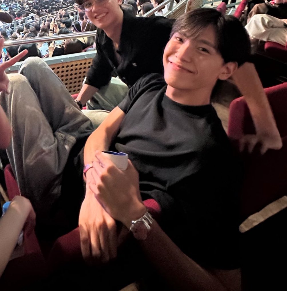 ลุคธรรมดาแต่มัดใจสาวทั่วประเทศ  หมอเริ่มงงแล้ว จ่ายยามีแต่คนแพ้หนุ่มตี๋