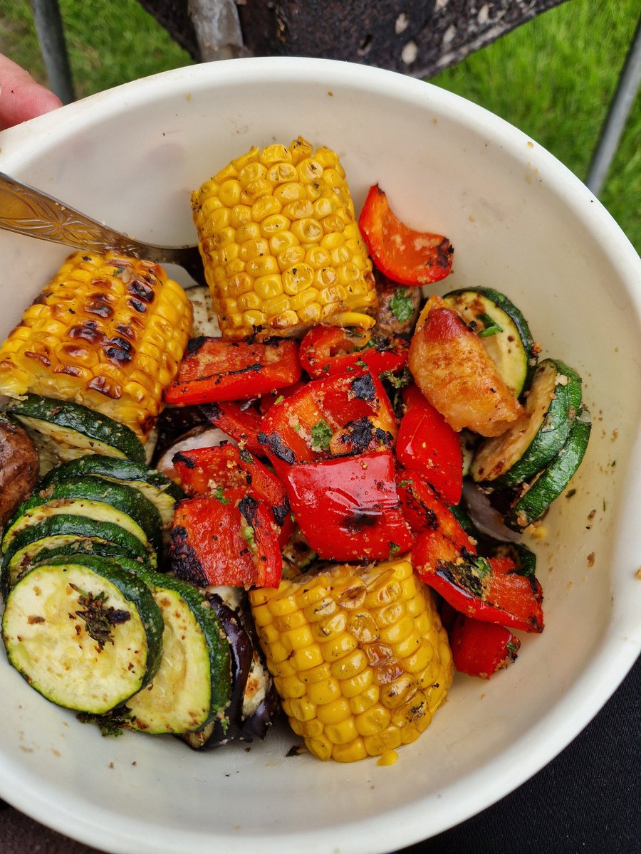 Kopš rīt sola lietu un aukstumu, šašliks tiek cepts šodien. Vistiņa, cūciņa, dārzenīši un daži bekonā sarullēti kartupelīši. 
Rīt varēs tikai svinēt un ēst. 😁