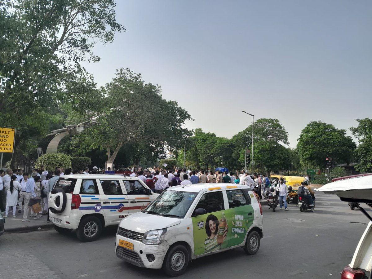 FightSuperTech's tweet photo. @AdishreeBanerj1 @BanerjeeParami1 @PMOIndia @narendramodi @ZeeNews @ZeeNewsEnglish @ABPNews @abplive @bsindia @chetancoolguy @myogiadityanath @AmitShah @myogioffice @MajumderAchin @GauravKapil16 @Ecovillage2A2 @SupertechU84260 @AyogRastogi @ATSsumitgupta @livetimes_news @GreaterNoidaW @Capetownjanta @SGC_WelfareTeam @Ecovillage1sos @EcoVillage2_ST @CapetownNivasi @CapeOwners @AmarUjalaNews @ndtvfeed @AHindinews @PTI_News @IANSKhabar @ians_india @ani_digital @ANI @mkmahindra @cpdelhi_ @SCofIndia Sumit Gupta,
Chetan Kapoor, 
Amardeep Singh, 
Paramita Banerjee, 
Ayog Rastogi, 
Achin Majumder, 
Naveen Bajaj, 
Pankaj Kumar, 

…homebuyers &amp; Authorized Representatives of Hilltown, Eco Village 3, Eco Village 2 &amp; Sports Village along with 100+ Supertech homebuyers were detained https://t.co/np5x8qWpPe