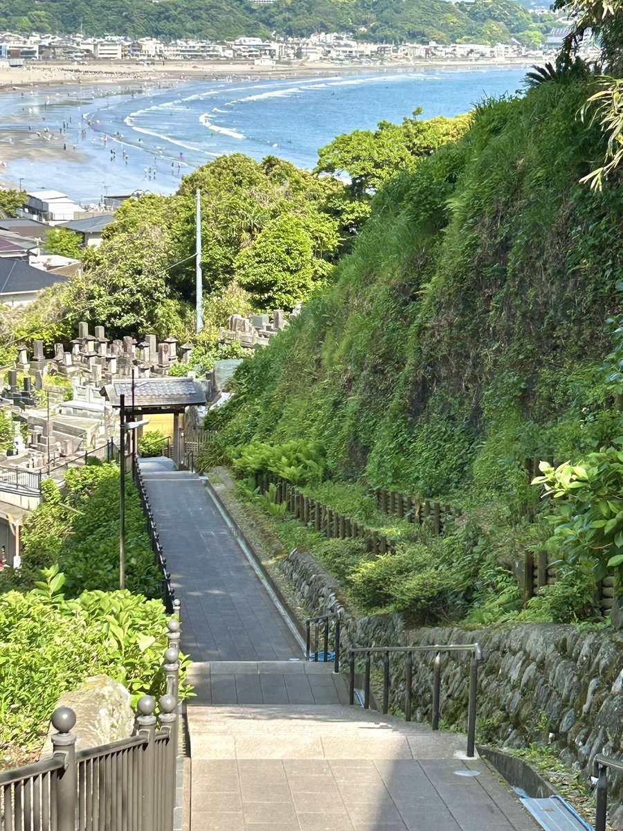 鎌倉山から散歩で七里ヶ浜に出たら、人が多かったので極楽寺に。
成就院に寄って骨折回復祈願して鎌倉駅まで。20,000歩も歩いてしまった。。。
気持ちの良い1日でした。