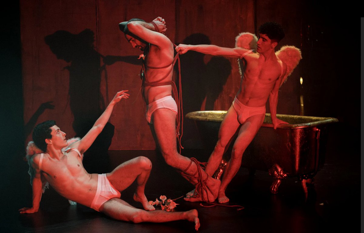 #Sodoma tiene vocación de ser un nexo entre la memoria individual y una alegoría bíblica desde una perspectiva personal y queer. En #SalaCuartaPared.

Crítica de Laura Zurita:
noescinetodoloquereluce.com/2025/05/teatro…

#SDMSodoma