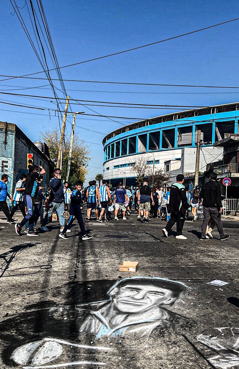 Un gran grupo de hinchas de Racing y de otros clubes entendemos a Costas como un último bastión del fútbol pasional, desprolijo, irreverente y humano. Y es lo que amamos. Lo otro es matemático, impersonalizado, estándar. Aguante El fútbol criollo y 
<a href="/DTGustavoCostas/">Gustavo Costas Makeira</a>