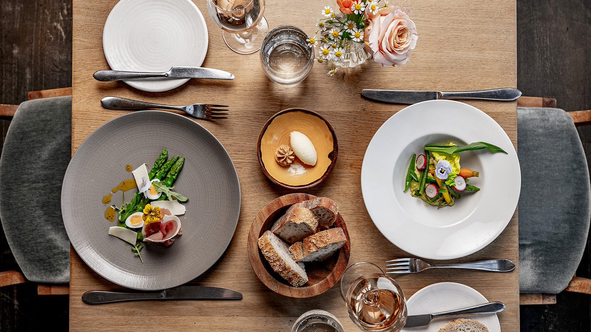 SwanLondon_'s tweet image. Don’t miss the latest dishes! Savour spring’s flavours with tasty treats such as our asparagus and quail’s egg, South Coast sea bass with baby artichoke and cockle sauce, strawberry and elderflower pavlova, and more.

#seasonalfood #springseason #londonrestaurant #londonfoodguide