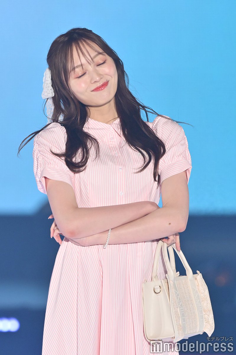 GirlsAward 2025 S/S🎮🩷🩵】 乃木坂46梅澤美波、春っぽピンクワンピで