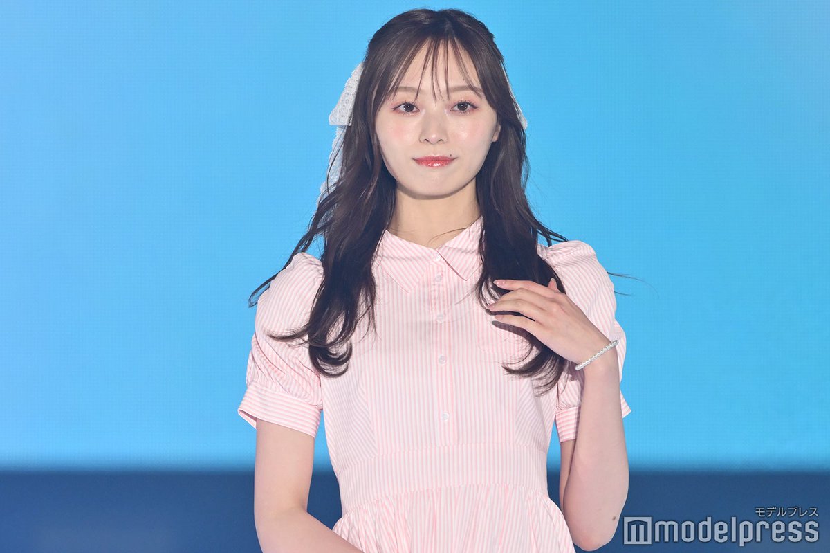 GirlsAward 2025 S/S🎮🩷🩵】 乃木坂46梅澤美波、春っぽピンクワンピで