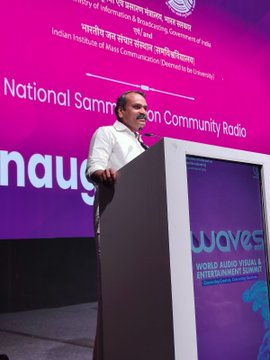 AIRNewsHindi's tweet photo. केंद्रीय मंत्री @Murugan_MoS ने #WAVES2025 में राष्ट्रीय समुदाय रेडियो सम्मेलन के दौरान 10वें राष्ट्रीय समुदाय रेडियो पुरस्कार प्रदान किए।
इस अवसर पर, उन्होंने देशभर में #CommunityRadios द्वारा किए जा रहे प्रभावशाली कार्यों की सराहना की।
#WAVES2025 #WAVESIndia #WAVESummit https://t.co/WbEgKibgXC