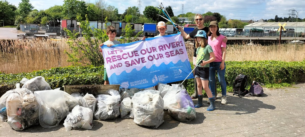 BKLangley61's tweet image. We completed our #GreatBritishSpringClean  litter pick this morning.
A massive thank you to all of the volunteers who removed 14 bags of litter from the riverbank.
The guitar is hopefully going to be resurrected if at all possible.
@River_Care @KeepBritainTidy