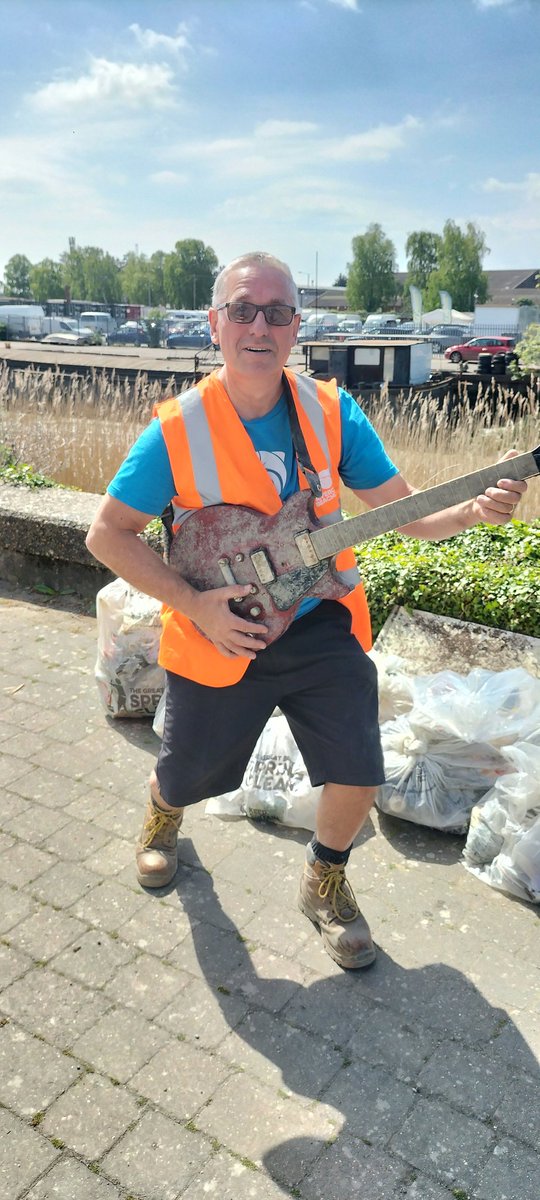 BKLangley61's tweet image. We completed our #GreatBritishSpringClean  litter pick this morning.
A massive thank you to all of the volunteers who removed 14 bags of litter from the riverbank.
The guitar is hopefully going to be resurrected if at all possible.
@River_Care @KeepBritainTidy