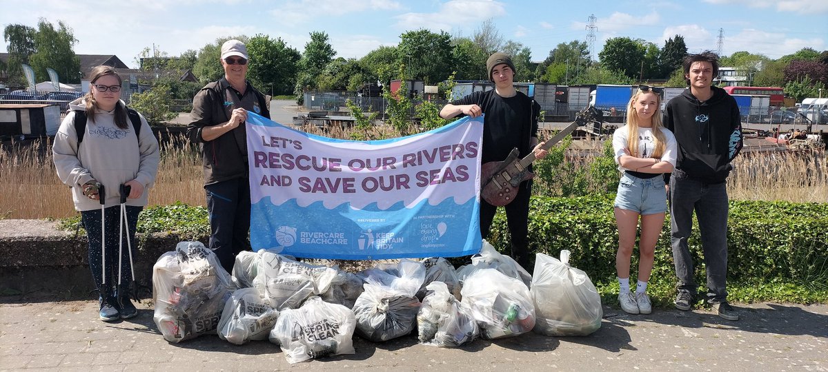 BKLangley61's tweet image. We completed our #GreatBritishSpringClean  litter pick this morning.
A massive thank you to all of the volunteers who removed 14 bags of litter from the riverbank.
The guitar is hopefully going to be resurrected if at all possible.
@River_Care @KeepBritainTidy