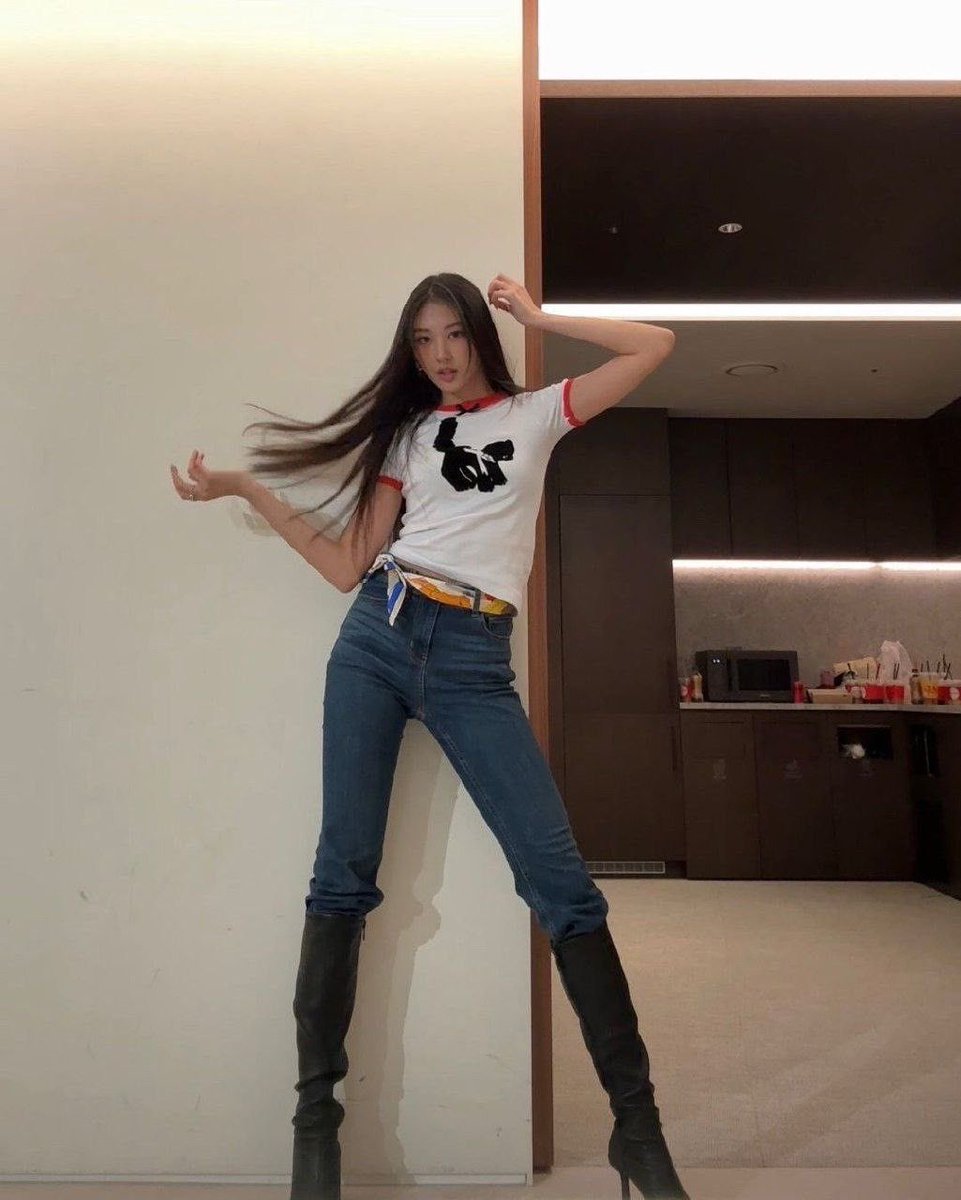 name: lee gawon ( chloe lee )
birth: april 27, 2005
hometown: new jersey 
MBTI: INTJ
height: 5’8” (173cm )
zodiac: taurus 
languages: english, korean, spanish, chinese 
training period: 5 years and 6 months 
representative color: 🖤