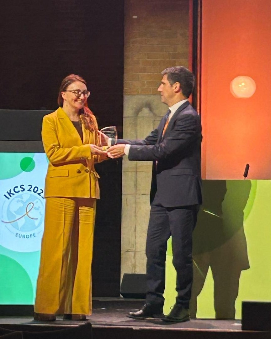 Roberto Iacovelli (@driacovelli) on Twitter photo What a great pleasure to deliver on behalf of the #IKCSEU25 scientific committee the Keynote Lecture prize🎖 <a href="/derosa__lisa/">lisaderosa</a> for her effort in increasing knowledge on microbiome🧫 in #RCC. Stay tuned for next progress. <a href="/KidneyCancer/">Kidney Cancer</a> <a href="/OncoAlert/">OncoAlert</a> <a href="/oncodaily/">OncoDaily</a> What a great pleasure to deliver on behalf of the #IKCSEU25 scientific committee the Keynote Lecture prize🎖 <a href="/derosa__lisa/">lisaderosa</a> for her effort in increasing knowledge on microbiome🧫 in #RCC. Stay tuned for next progress. <a href="/KidneyCancer/">Kidney Cancer</a> <a href="/OncoAlert/">OncoAlert</a> <a href="/oncodaily/">OncoDaily</a>