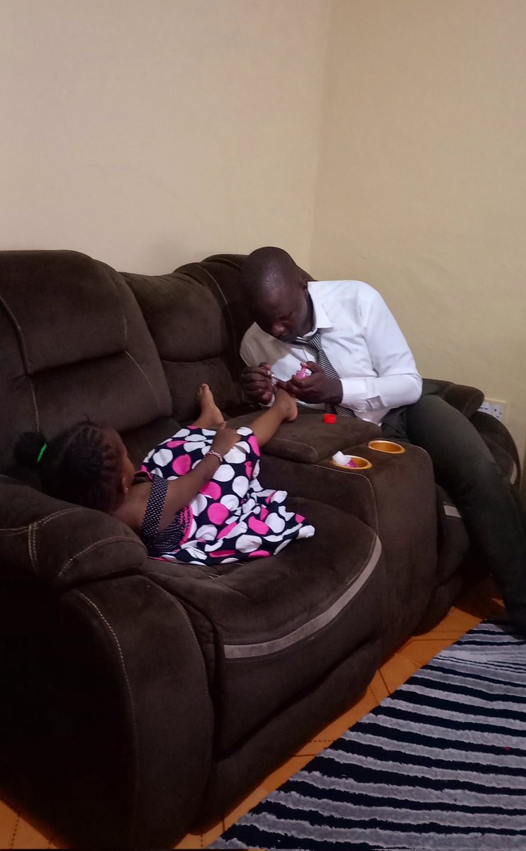 SikukuGevin's tweet photo. @Buhlenomuhle Real fathers become Nail Artist anytime they're called upon.
#realfather 
#fatherhood 
#BBCBreakfast https://t.co/IfQqtkHGhj