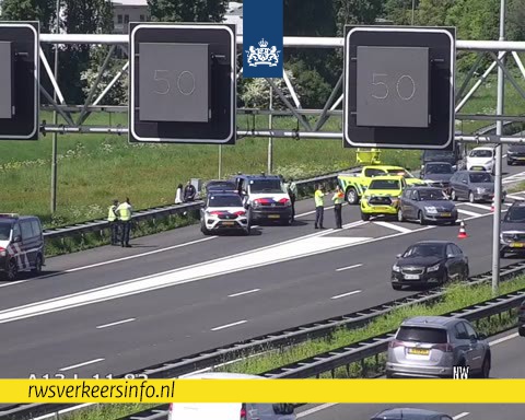 Op de #A13 bij Delft stond een weginspecteur bij een pechgeval toen zijn voertuig werd aangereden. Afgelopen jaar gebeurde dat 3x vaker dan voorgaande jaren. Dat moet anders. Onze collega's willen na hun dienst ook gewoon veilig thuiskomen. youtube.com/watch?app=desk… #nietvoorniX