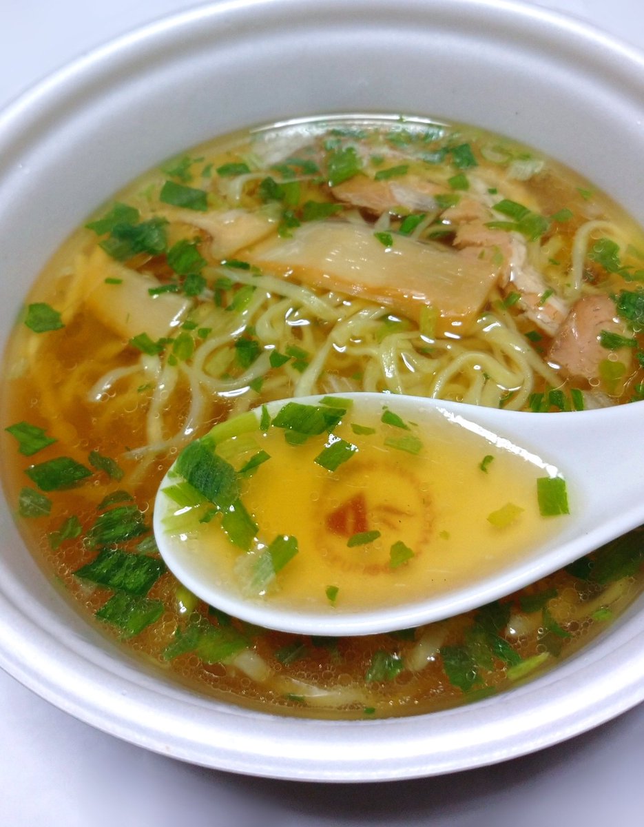 今夜は家ラーでカップ麺「ニュータッチ 佐野らーめん」(ヤマダイ)。

嬉しいチャーシュー、メンマ、ネギ入り。青竹打ち平打麺の雰囲気がよく出たノンフライ麺はうまいっ！😋スープも本格的。😊さすが「佐野らーめん会」推奨の品。🤓

美味しい一杯。🍜
ご馳走様。🙏