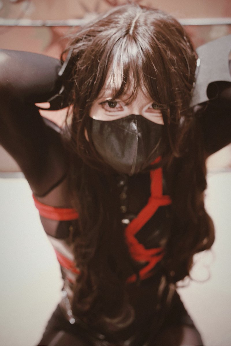 “你就这样让我可怜兮兮的望着你吗？”
“闭嘴，继续跪着！”
“呜呜呜😭”

🪢：<a href="/TNdli/">缘也</a>
🏚：<a href="/XX_Shibari/">绳迹 Studio</a>
#绳缚