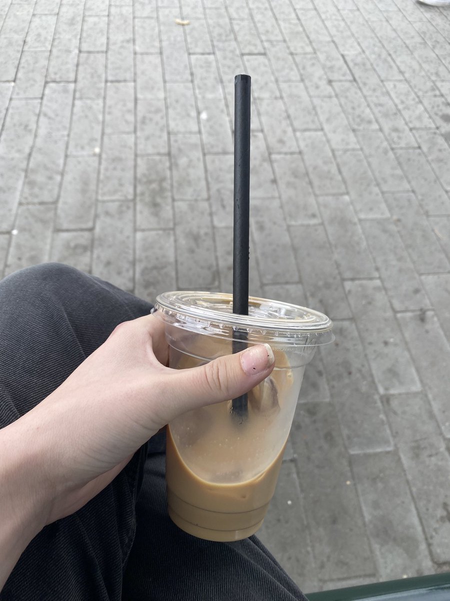 Zinor_'s tweet photo. Why is the straw as big as the cup https://t.co/2hYcWW4QVf