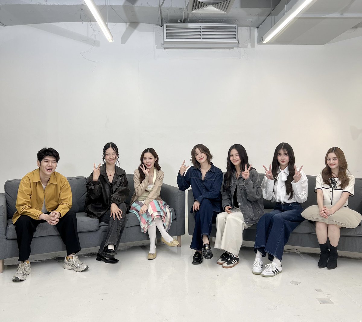 ฝากคำใบ้ทายเพลง Final EP. ด้วยนะครับ ขอบคุณทั้ง 6 สาวที่มาสนุกด้วยกัน ต้องใช้คำว่า สุดฮอตนะ เดี๋ยวน้องไม่หัน 🤣🤣🤣 หวังว่าจะแฮปปี้ทุกท่านนะครับ 🫶🏻🫶🏻🫶🏻 #คำใบ้ทายเพลงxBLUSHBLOSSOMFANFEST