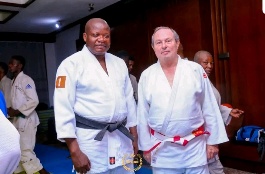 Thomas Luhaka Losendjola 
Ceinture noire 3ème Dan 
Professeur de Judo 
Ancien champion de Judo de Paris 

Yika mpiko, lobi eza ya Nzambe 
Reste déterminé, demain appartient à Dieu. 

Bon week-end à vous tous mes amis. 
Que Dieu vous bénisse abondamment !