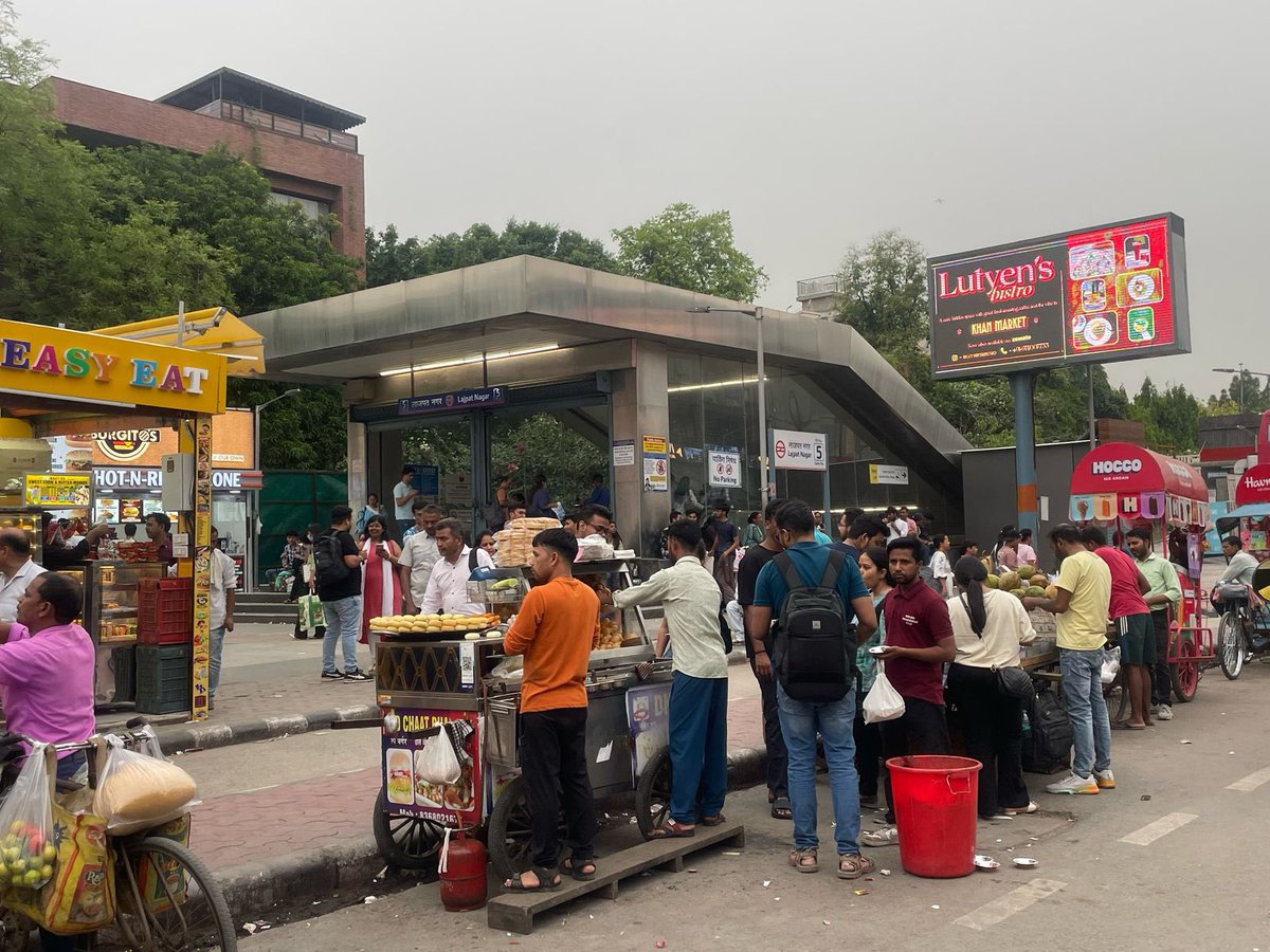 federationLpn's tweet photo. Permanent Illegal encroachment of public land and footpath by #DMRC
And Despite court orders, there are illegal hawkers on which no action is taken @LtGovDelhi @gupta_rekha @OfficialDMRC @p_sahibsingh @pwd https://t.co/407AA1Sc3B