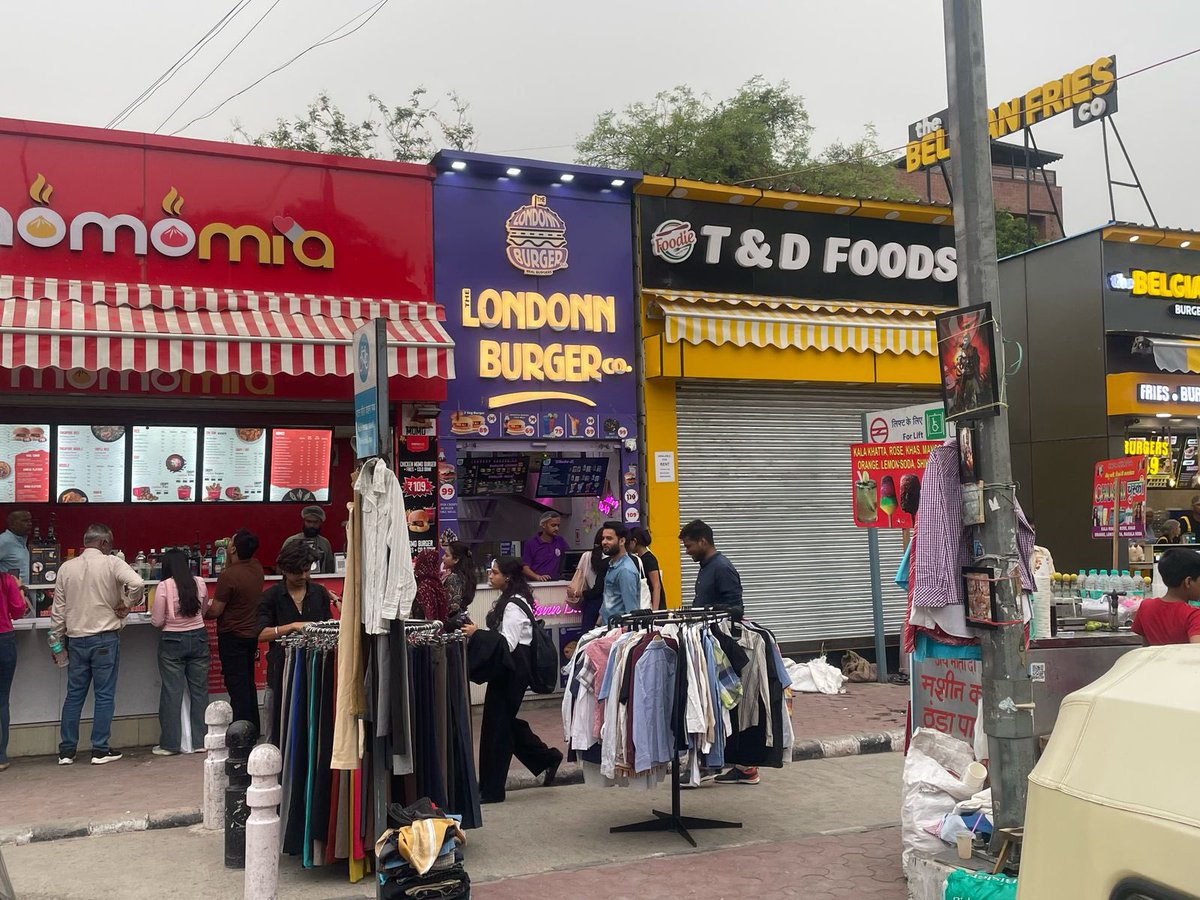 federationLpn's tweet photo. Permanent Illegal encroachment of public land and footpath by #DMRC
And Despite court orders, there are illegal hawkers on which no action is taken @LtGovDelhi @gupta_rekha @OfficialDMRC @p_sahibsingh @pwd https://t.co/407AA1Sc3B