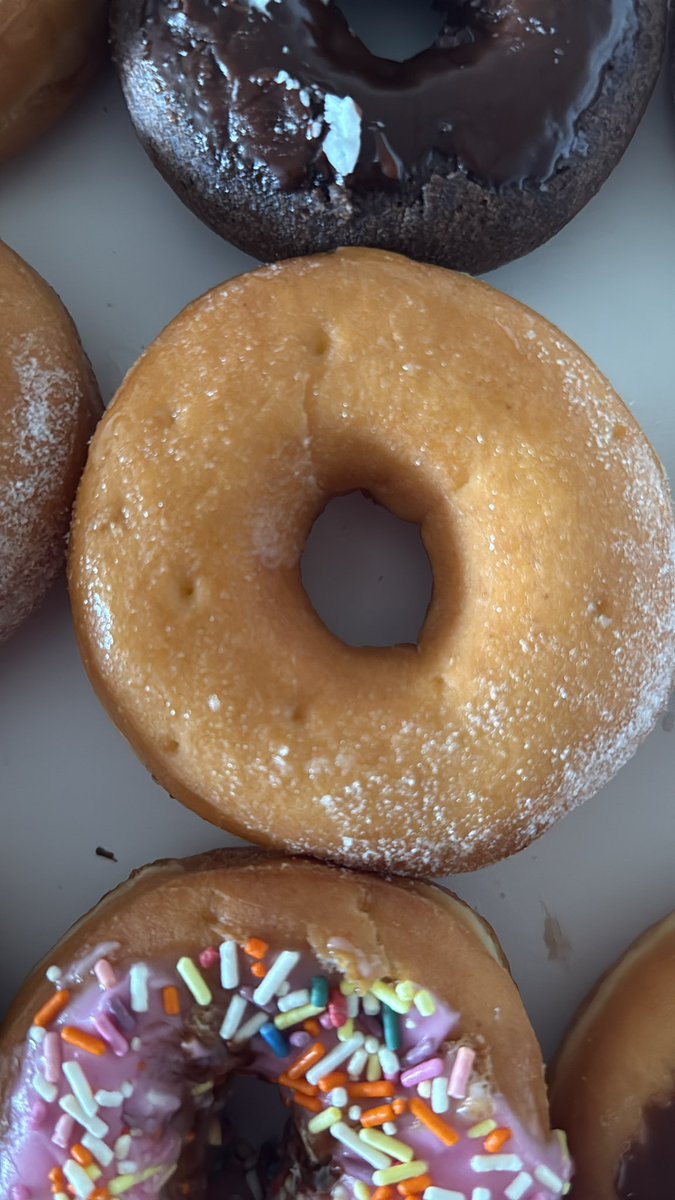 Kubi454's tweet photo. @dunkindonuts , this is supposed to be a sugar donut. Where’s the sugar? https://t.co/29MRQ1u4o7
