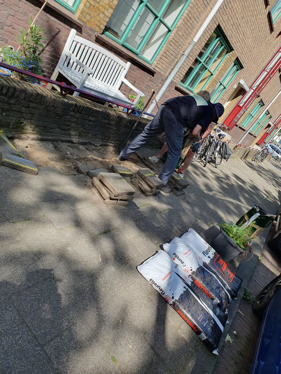 KarinPadmos's tweet photo. #klusjetussendoor met #vrijwilligers van #GroenNoord hebben wij weer een #geveltuin aangelegd voor een huurder van @HefWonen Dit x in #Bergpolder. Bewoonster Karin is er heel bij mee.
Voor Hef huurders hebben wij nog geveltuintjes #gratis in de aanbieding.
Dank aan Hef Wonen. https://t.co/EMRhpVco8o