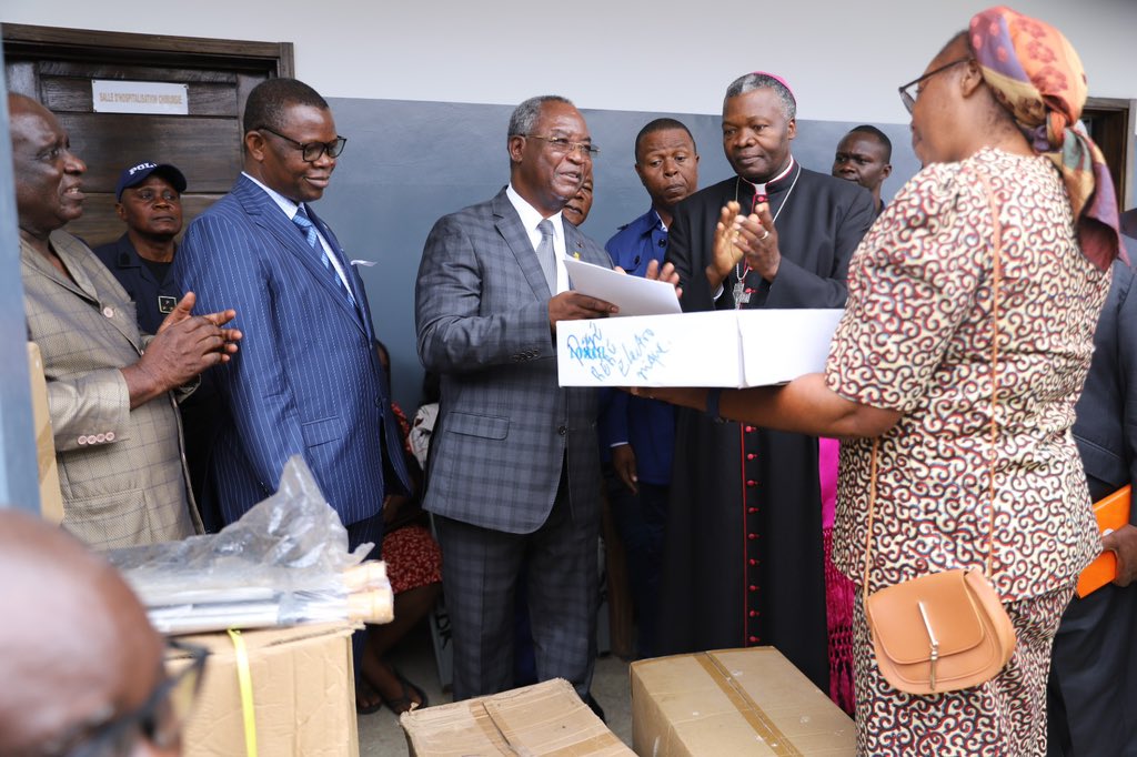 OMSCongo's tweet photo. 2/2 : À l’issue d’une visite guidée du nouveau centre santé Sainte Marie-Madeleine Postel d’#INONI 🇨🇬, le Pr @IbaraRosaire, a fait don de matériels essentiels pour appuyer l’ouverture effective du centre au service de la population. https://t.co/CiFULWZ6hN