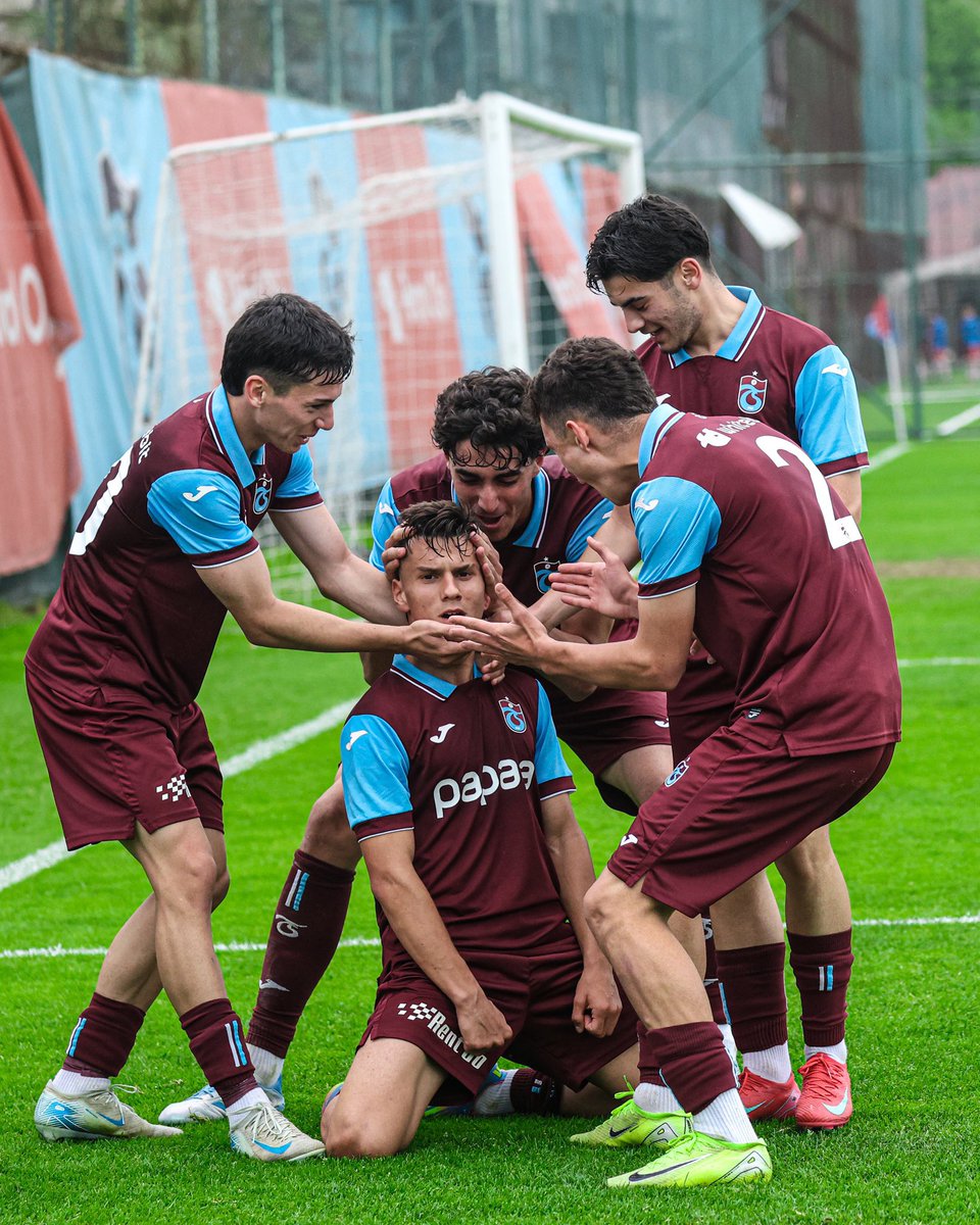 cavusmahmut61's tweet photo. Emin adımlarla şampiyonluğa 🏆 
Tebrikler👏🏻 Kuzeyin Çocukları ❤️💙
#Trabzonspor #TrabzonsporU19 https://t.co/TRutSJOdho
