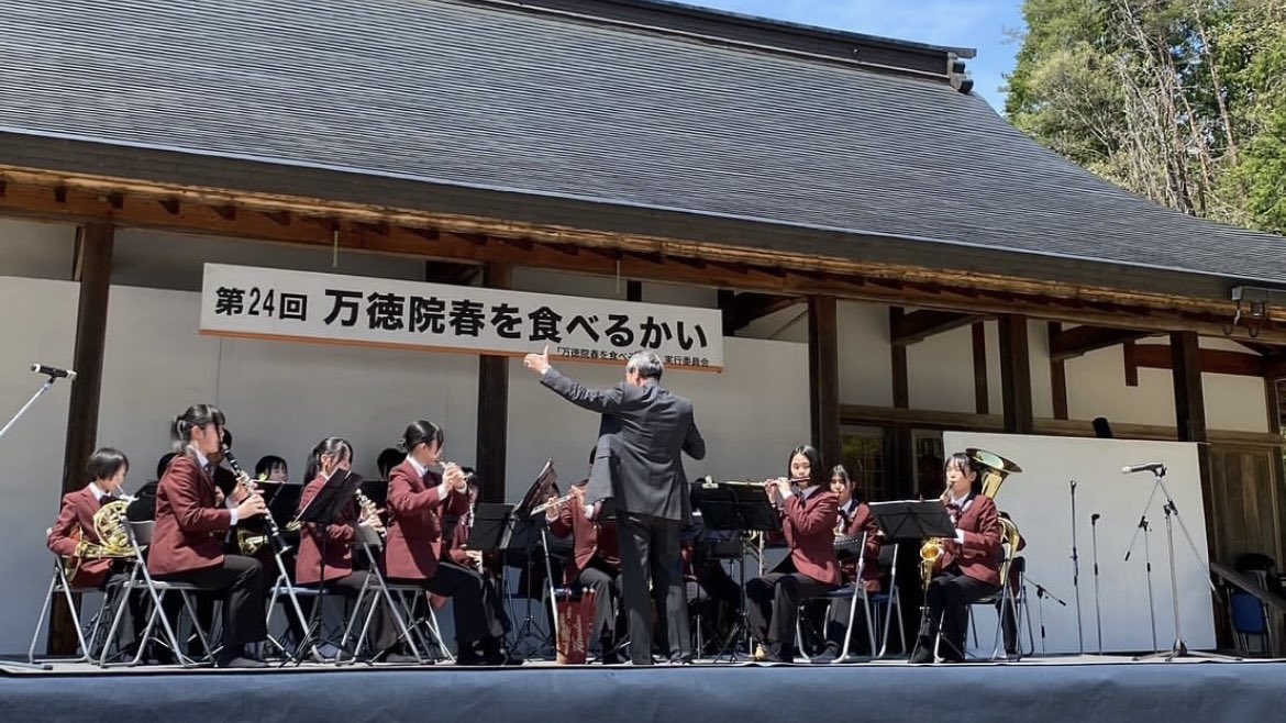 Shinjoshoolband's tweet photo. 4月27日に『万徳院　春を食べるかい』
4月29日に『わさまち』
5月3日に千代田サンクスショッピングセンターで行われた『広島新庄学園ARTLIVE！』に出演させていただきました🎷
お越しいただいた皆様、ありがとうございました✨
今年度も広島新庄中学高等学校吹奏楽部の応援よろしくお願いします！ https://t.co/Du8smx9lCk