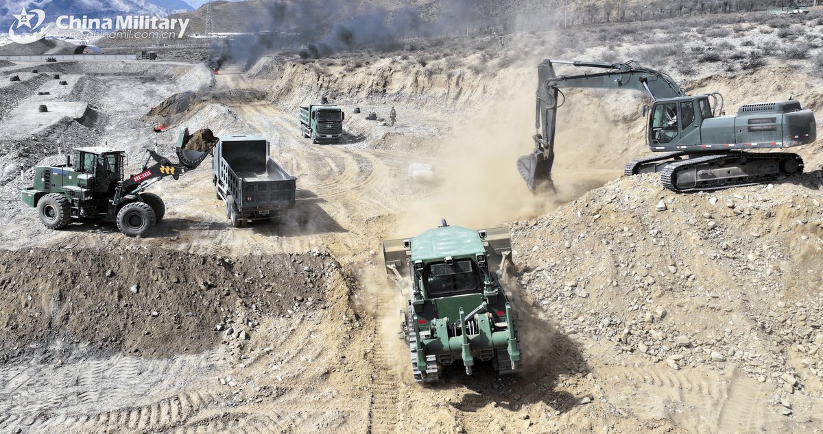 ChinaMilBugle's tweet image. Road-building Assessment: #Photos show soldiers assigned to Chinese People&apos;s Armed Police (#PAP) Force conducting road construction and maintenance operations involving multi-type engineer vehicles in late April, 2025. #Chinamilitary